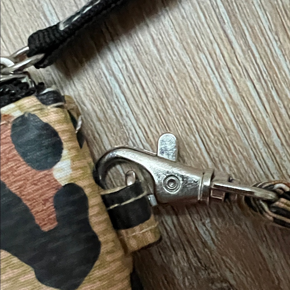 Scout ⭐️ Wild Leopard Print Wristlet Clutch - Picture 4 of 9